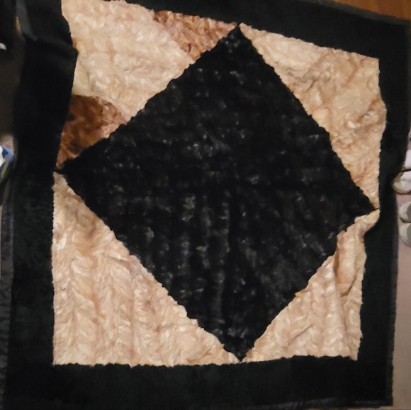 VINTAGE BEAUTIFUL ALPAC 75X75" DIAMOND PATTERN RUG IN EXCELLENT CONDITION - Picture 2 of 16